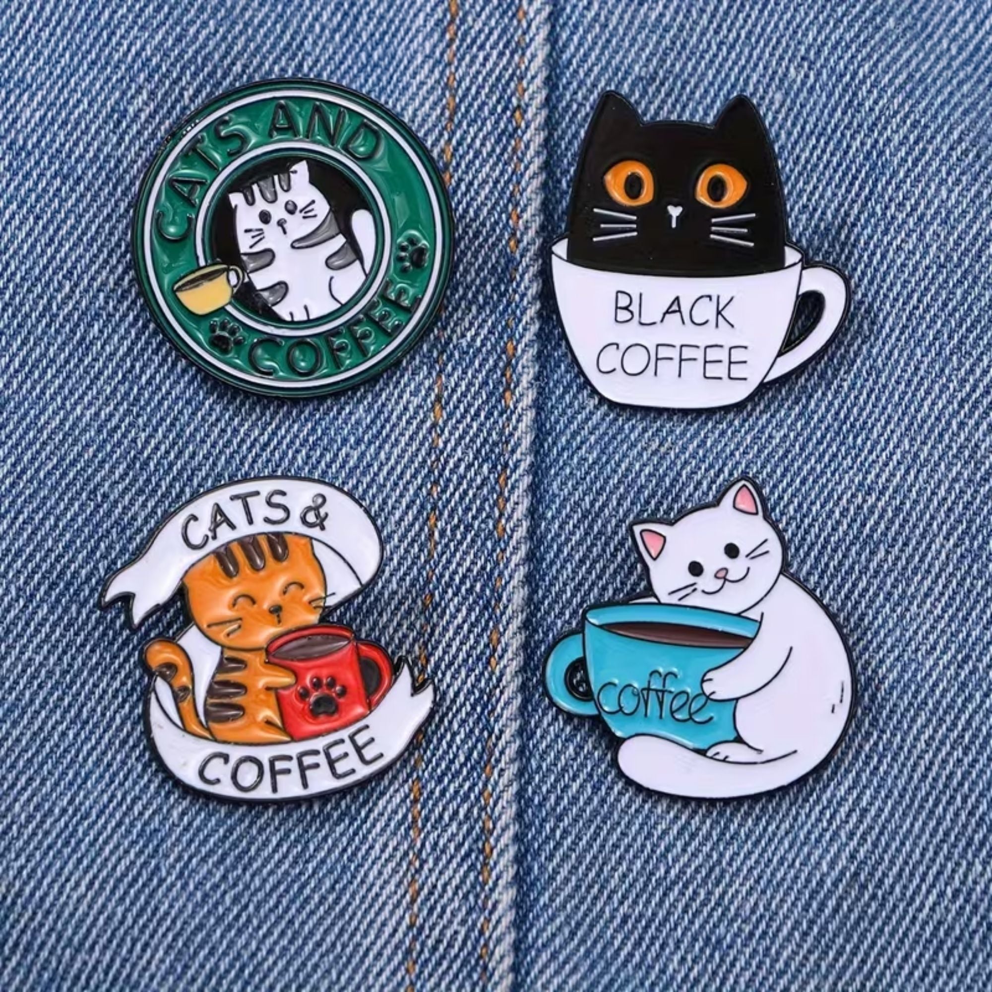 SET 4 PINES ESMALTE GATITOS Y CAFÉ — THE BLUE CAT