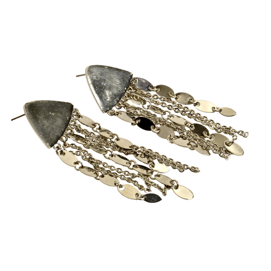 Aretes con Cadenas y Placas, largos plateados. Colección Siam