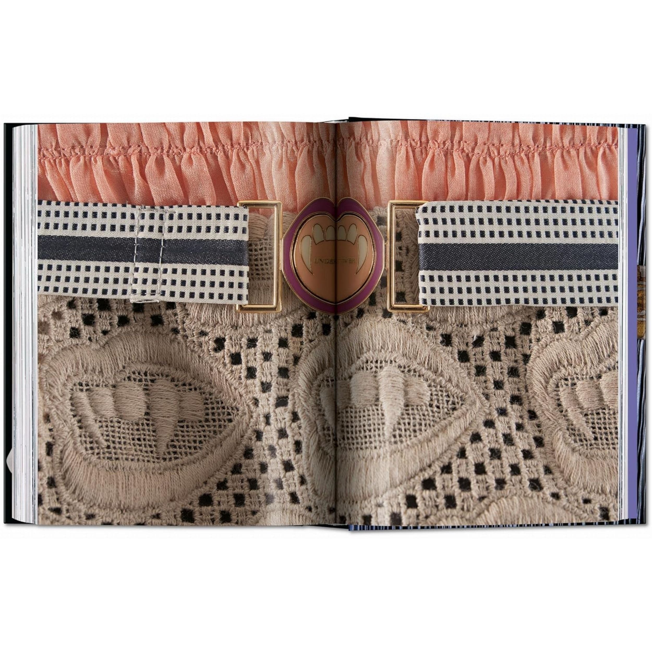 Diseñadores de moda A–Z. 45th Ed.